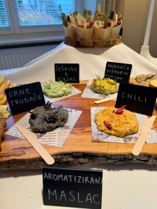Razni aromatizirani maslaci na drvenoj dasci