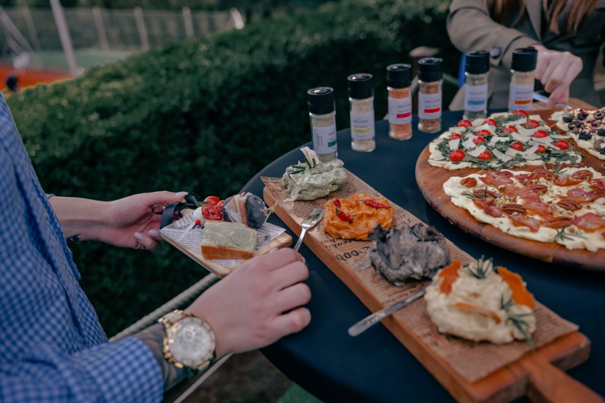 Serviranje aromatiziranih maslaca na eventu