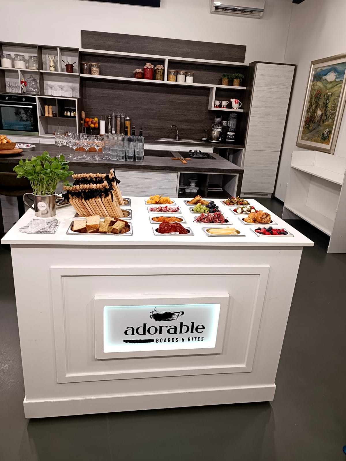 Catering postav s finger food stolom i dekoracijom Catering postav s finger food stolom i dekoracijom