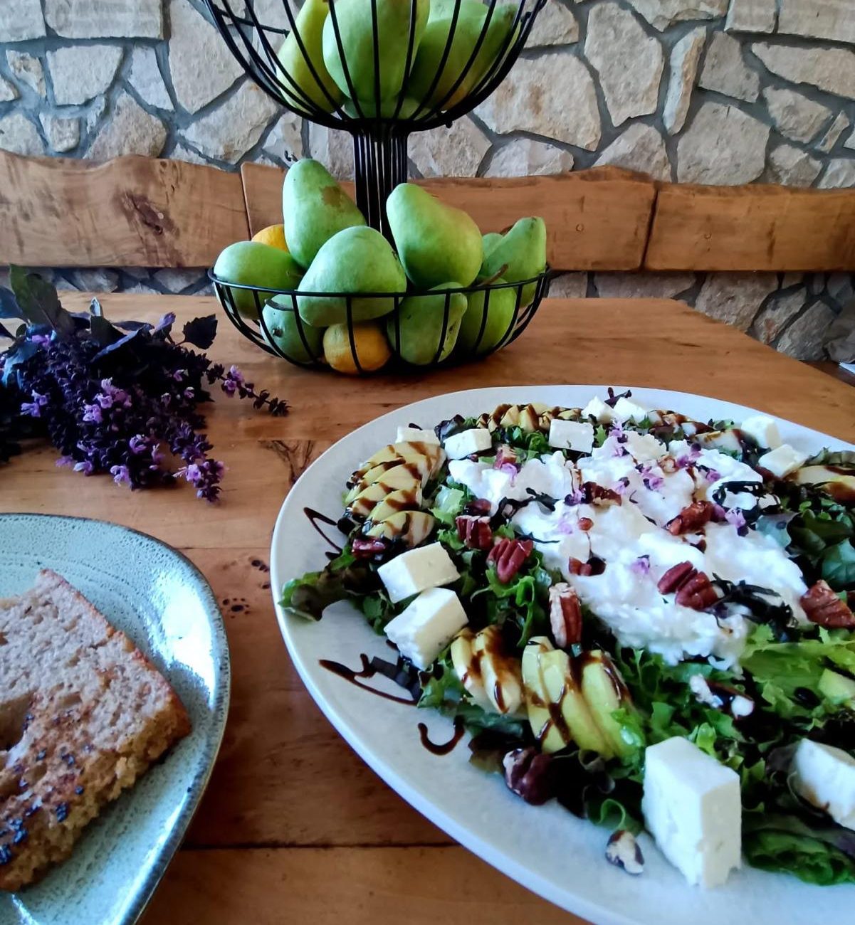 Ljetna salata s burratom, kruškom i orasima