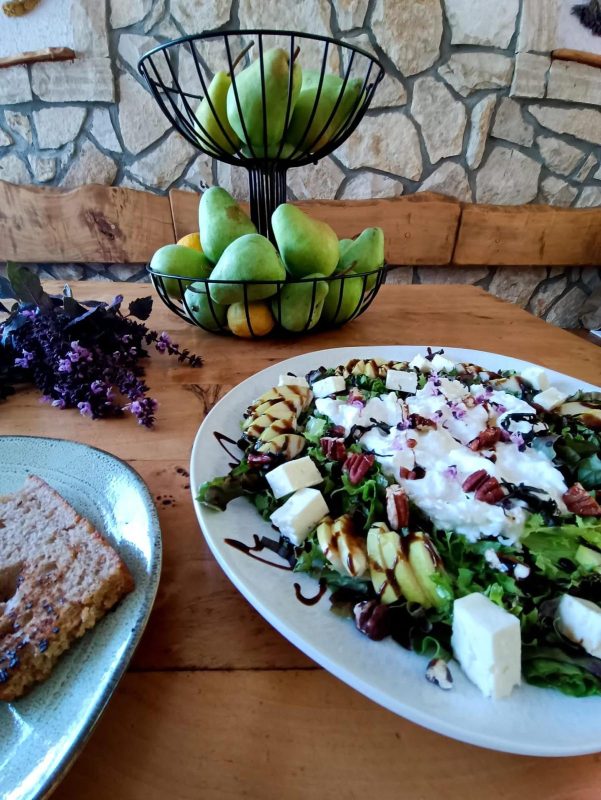 Ljetna salata s burratom, kruškom i orasima