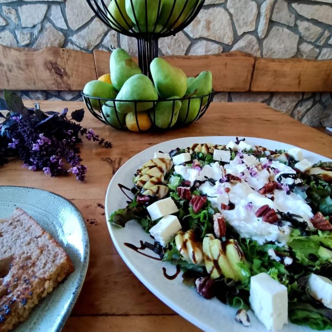 Ljetna salata s burratom, kruškom i orasima