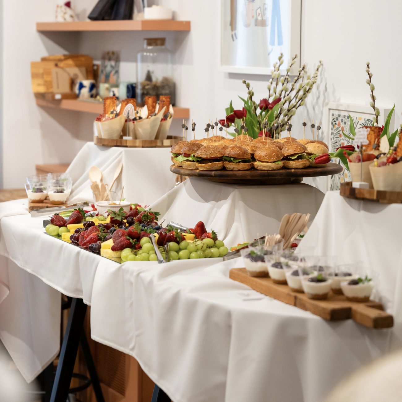 Elegantno uređen catering stol s raznim zalogajima