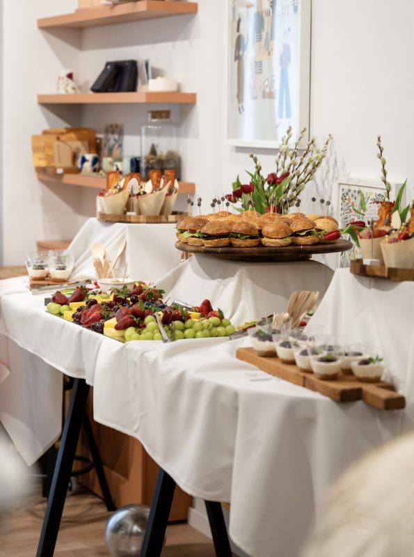 Elegantno uređen catering stol s raznim zalogajima