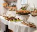 Elegantno uređen catering stol s raznim zalogajima