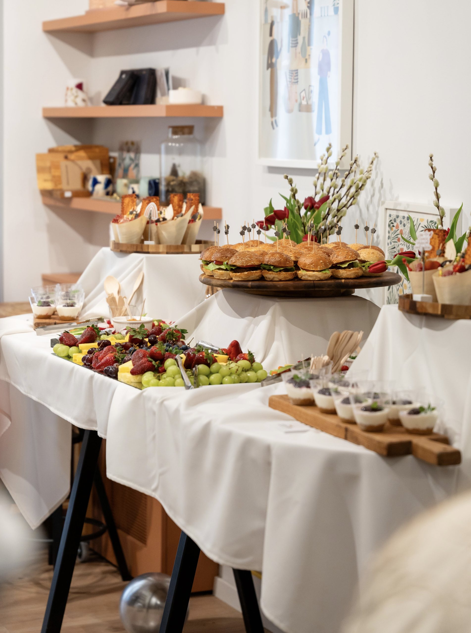 Elegantno uređen catering stol s raznim zalogajima