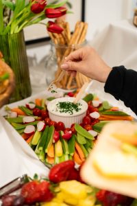 Pladanj s povrćem i umakom na catering stolu