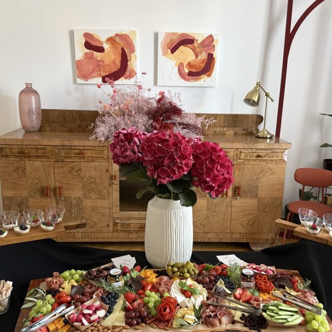 Bogato catering posluženje s platama i cvijećem