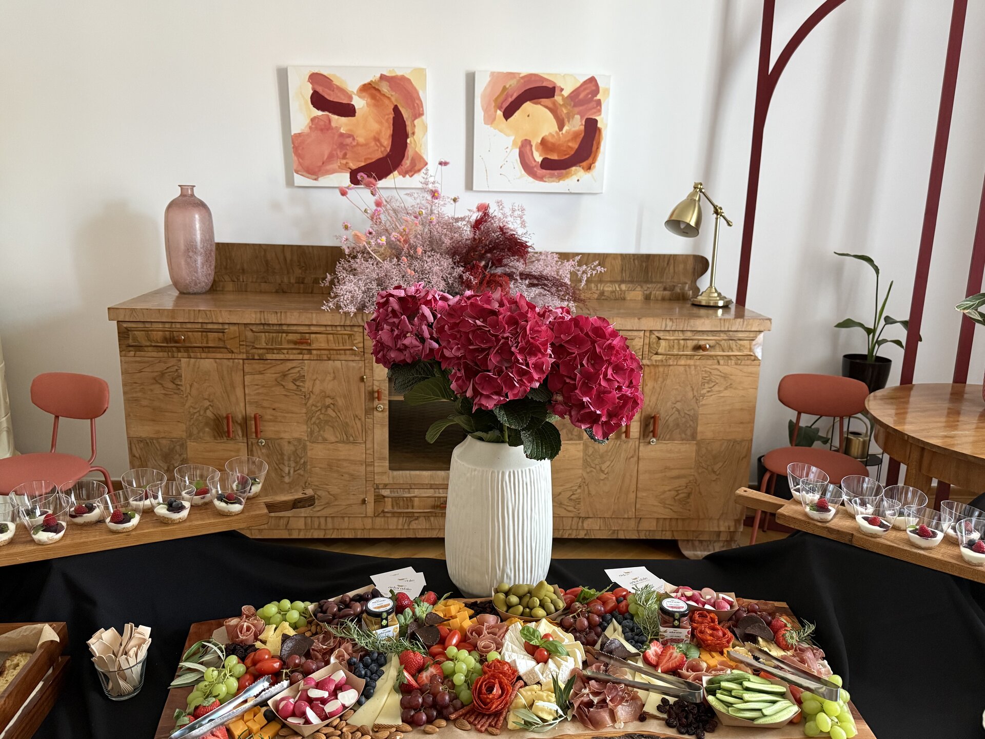 Bogato catering posluženje s platama i cvijećem