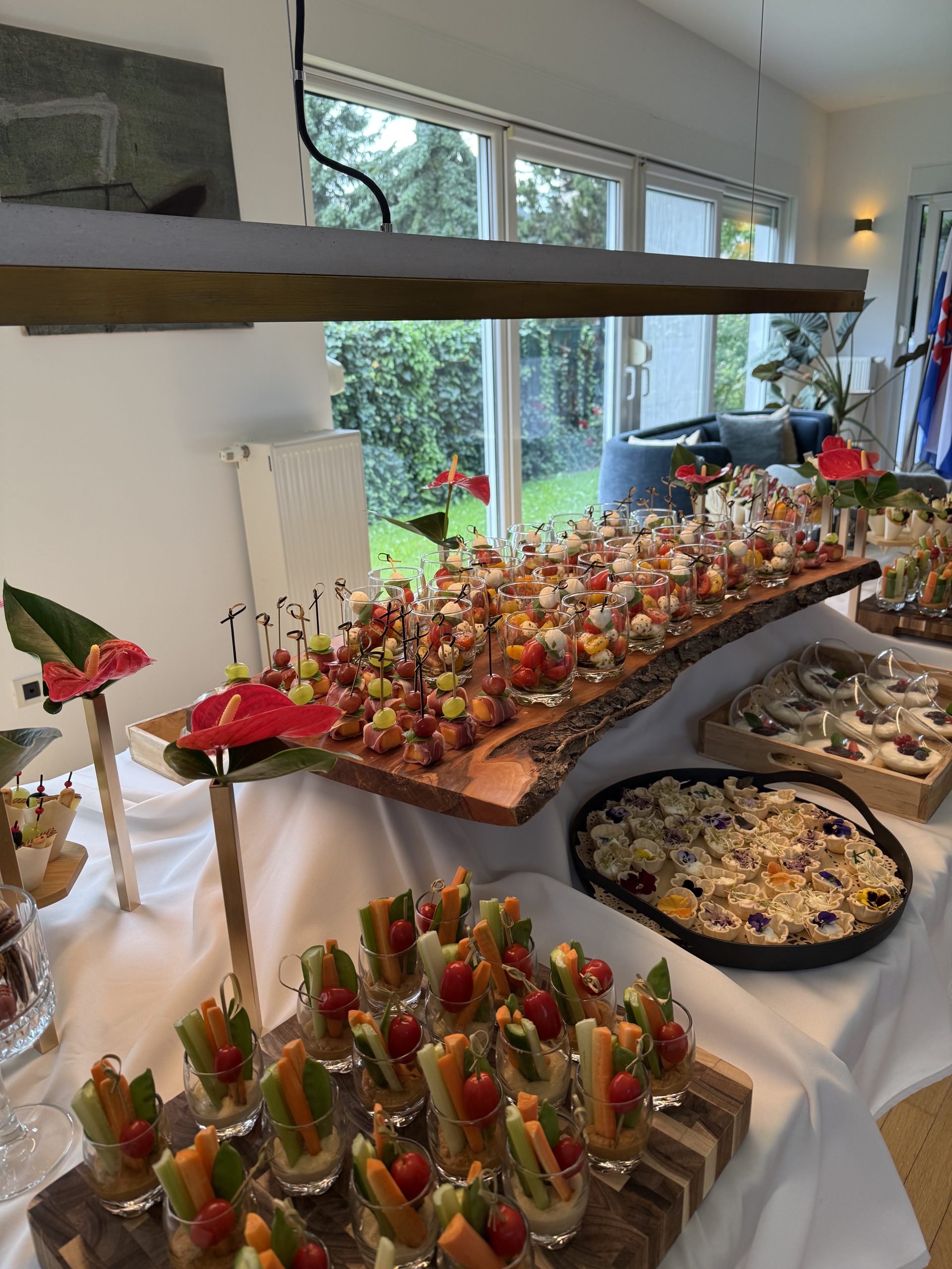 Buffet stol s caprese čašama i modernim zalogajima