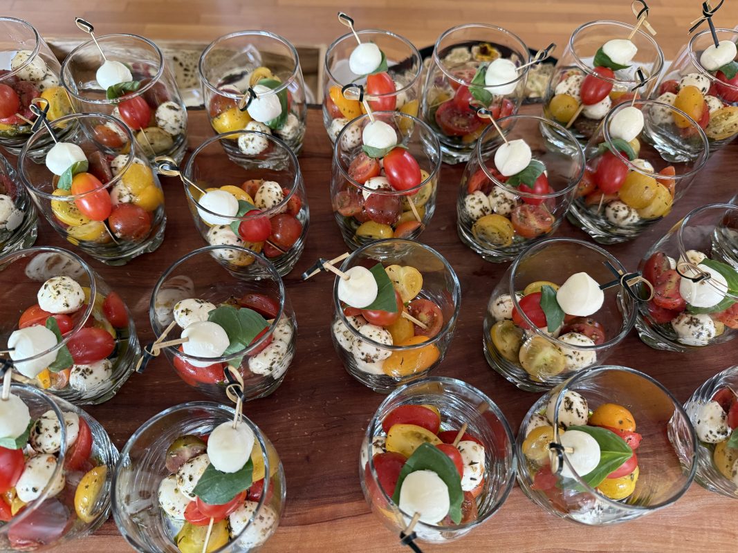 Caprese salata u čaši s mini mozzarellom