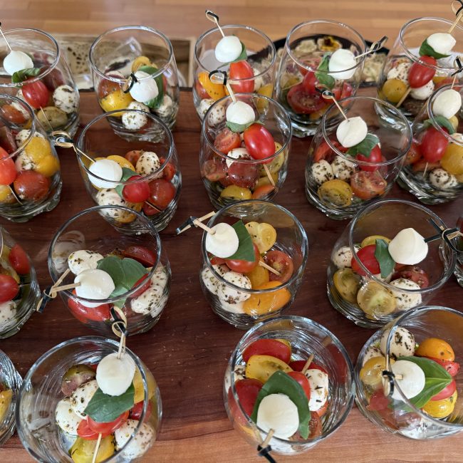 Caprese salata u čaši s mini mozzarellom