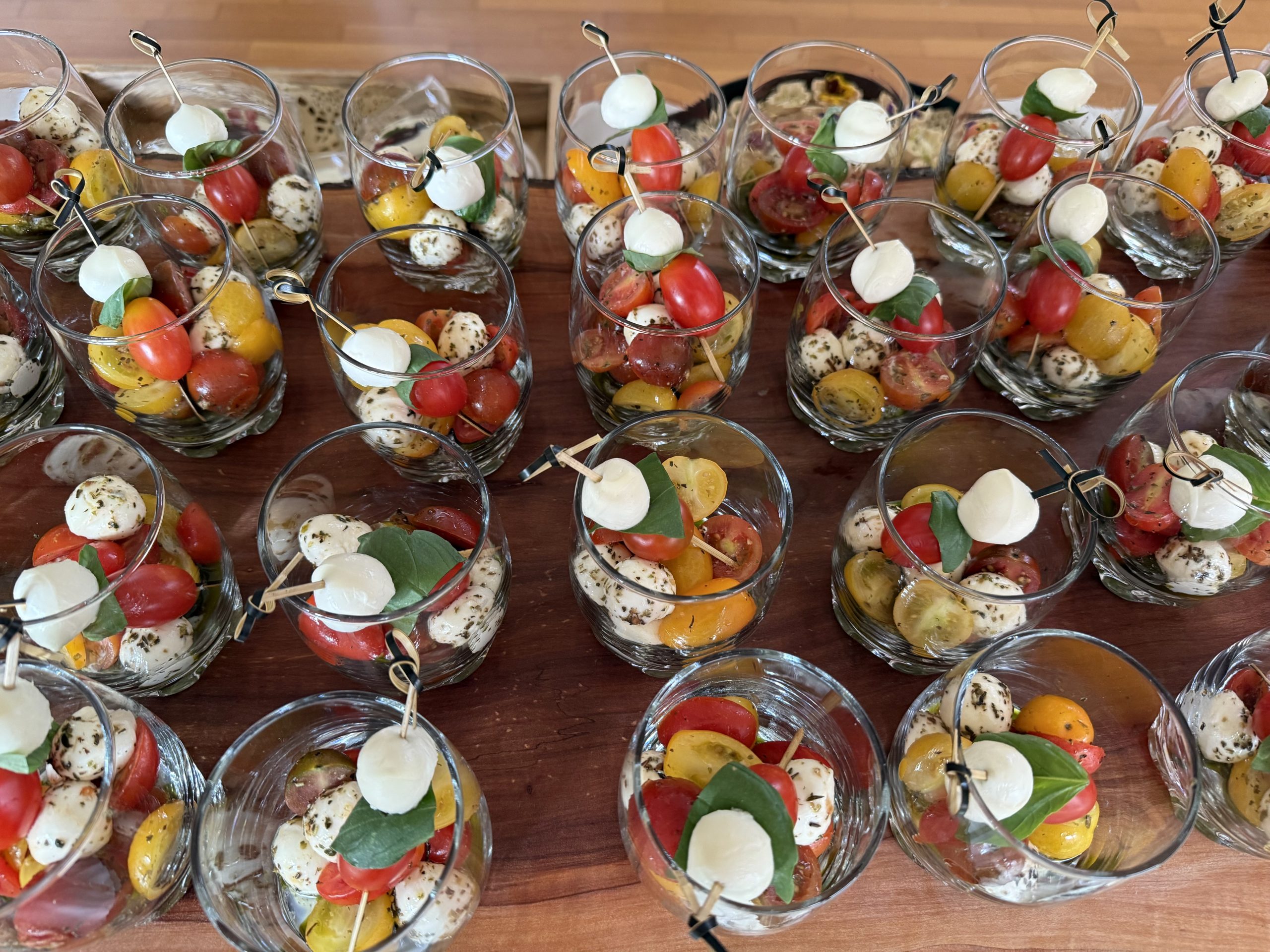 Caprese salata u čaši s mini mozzarellom