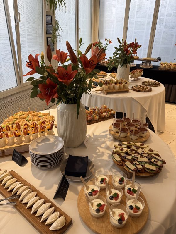 Catering stol s kanapeima, desertima u čašicama i cvijećem